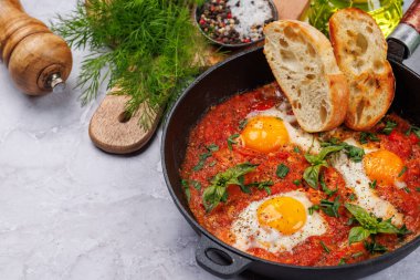 Kızartma tavasında nefis shakshuka kahvaltısı. Kopyalama alanı ile