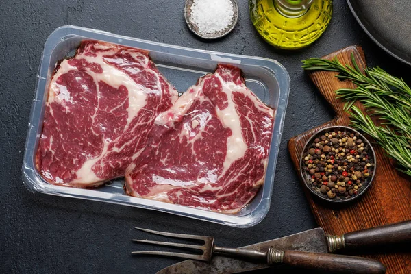 Rauwe Ribeye Steaks Verpakking Hartige Kruiden Vlakke Plaat — Stockfoto