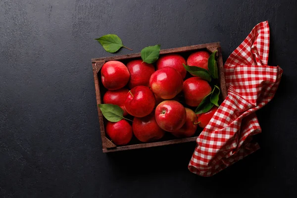 石のテーブルに新鮮な赤いリンゴが付いている木箱 コピースペースとフラットレイ — ストック写真