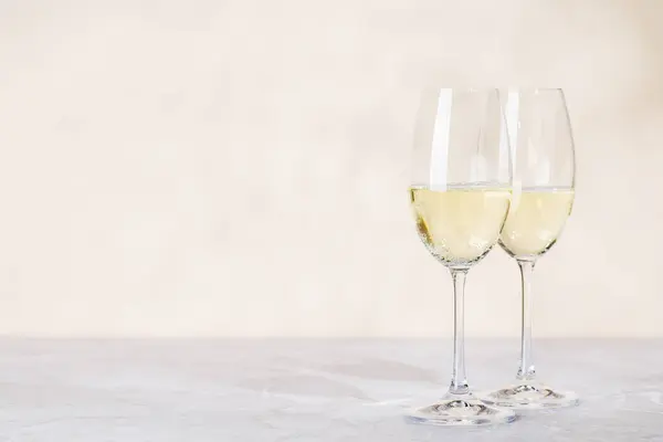 Deux Verres Champagne Sur Fond Beige Avec Espace Copie — Photo