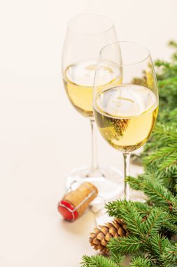 Noel köknar ağacı dalı, şampanya ve Noel kutlaması için yer.