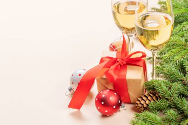 Noel ağacı dalı, şampanya, hediye kutusu ve Noel mesajları için yer.