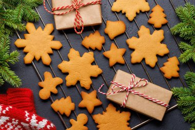 Zencefilli kurabiye ve köknar ağacı dalı. Noel kartı.