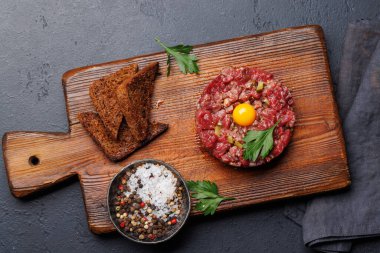 Turşulu salatalık turşulu ve kahverengi ekmekli tartare biftekli. Düz yatıyordu