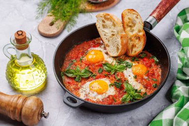 Lezzetli shakshuka kahvaltısı kızartma tavasında