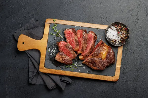Heerlijk Sappige Gesneden Rundvlees Ribeye Steak Perfect Gekookt Klaar Worden — Stockfoto