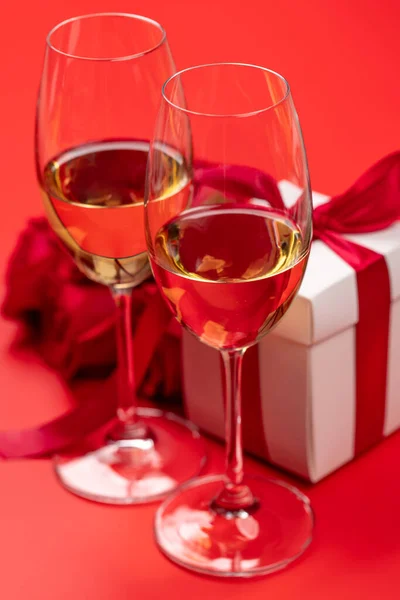 Valentýnské Přání Šampaňským Růžovými Květy Dárkovou Krabičkou Červeném Pozadí — Stock fotografie