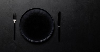 Lezzetli bir yemek için maket. Masadaki boş tabak. Kopyalama alanı olan düz