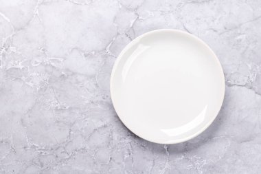 Lezzetli bir yemek için maket. Masadaki boş tabak. Kopyalama alanı olan düz