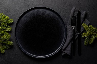 Şenlikli bir Noel yemeği için maket: İçinde çam ağacı dalları olan boş tabak. Kopyalama alanı olan düz