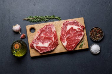 Lezzetli baharatlı çiğ pirzola. Düz yatıyordu