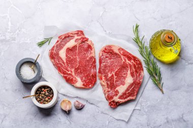 Lezzetli baharatlı çiğ pirzola. Düz yatıyordu