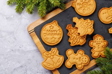 Çeşitli Noel kurabiyeleri, şenlikli tatlılık. Kopyalama alanı olan düz