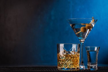 Viski, shot, kokteyl içecekleri, zarif ve baştan çıkarıcı.