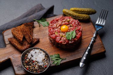 Turşulu salatalık turşulu ve kahverengi ekmekli tartar.