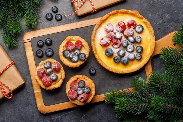 Festive Delight Christmas Cupcakes Adorned Berries Flat Lay — Stock Photo, Image