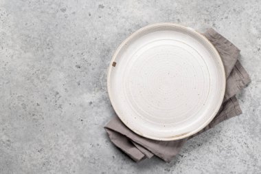 Lezzetli bir yemek için maket. Masadaki boş tabak. Kopyalama alanı olan düz