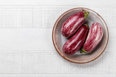 Patlıcan, ahşap masada parlak ve taze bir sebze. Kopyalama alanı olan düz