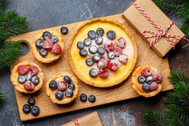 Bayram eğlencesi: böğürtlenlerle süslenmiş Noel kekleri. Düz yatıyordu