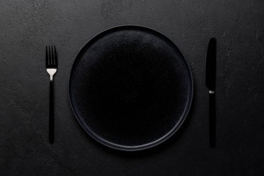 Lezzetli bir yemek için maket. Masadaki boş tabak. Kopyalama alanı olan düz