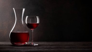 Şarap sürahisi ve bir bardak kırmızı şarap. Kopyalama alanı ile