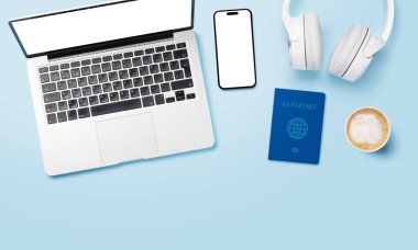 Seyahat ve online rezervasyon konsepti. Laptop, akıllı telefon, pasaportu kopyalama alanı olan mavi masa.