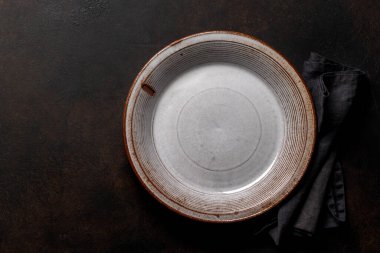 Lezzetli bir yemek için maket. Masadaki boş tabak. Kopyalama alanı olan düz