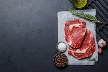 Lezzetli baharatlı çiğ pirzola. Kopyalama alanı olan düz