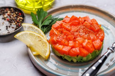 Lezzetli somon ve avokado tartar tabağı.