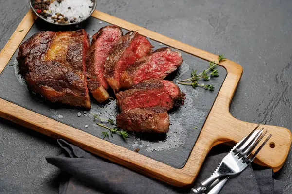 Deliciously Juicy Sliced Beef Ribeye Steak Perfectly Cooked Ready Savored — Stockfoto