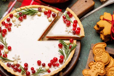 Şenlikli hoşgörü: Böğürtlen ve biberiyeyle süslenmiş Noel pastası