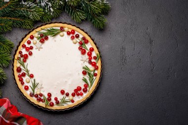 Şölen düşkünlüğü: böğürtlen ve biberiyeyle süslenmiş Noel pastası. Kopyalama alanı olan düz