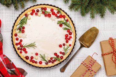 Şenlikli hoşgörü: Böğürtlen ve biberiyeyle süslenmiş Noel pastası