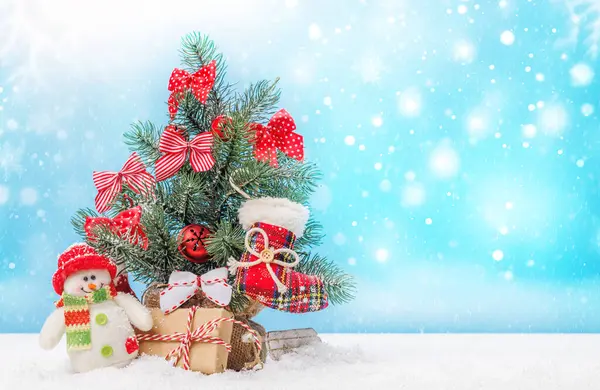 舒适的冬季魅力 装饰雪白的小圣诞树 有复制空间 — 图库照片