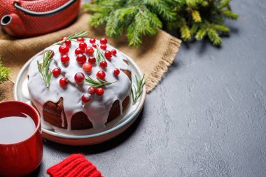Lezzetli bir Noel pastası ve çay. Fotokopi alanı ile bayram ziyafeti.