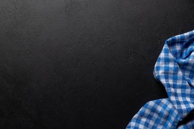 Yemek sunumu için bir model: boş bir masa ve temiz bir havlu. Kopyalama alanı olan düz