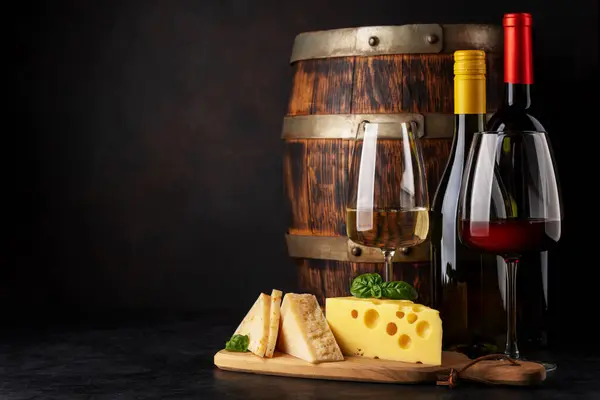 Diverse Kaas Aan Boord Rode Witte Wijn Met Kopieerruimte — Stockfoto