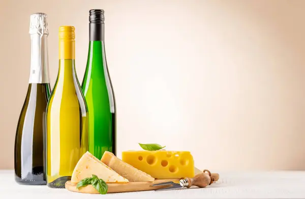 Güvertede Çeşit Çeşit Peynir Beyaz Şarap Kopyalama Alanı Ile — Stok fotoğraf