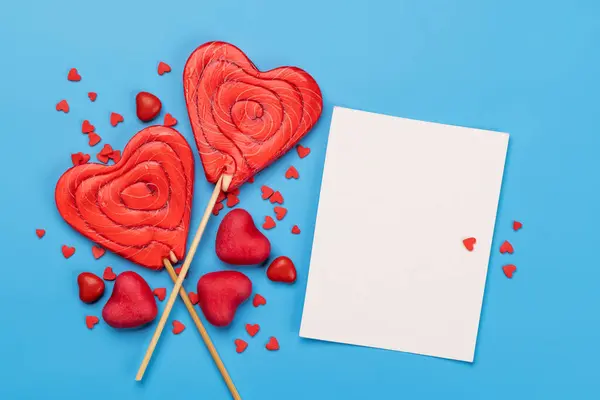 Süßigkeiten Und Leere Grußkarten Für Ihre Grüße Valentinstag Bonbonherzen Flache — Stockfoto