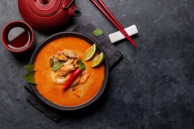Tayland Tom Yum Çorbası, deniz mahsulü ve bitki çayı. Kopyalama alanı olan düz