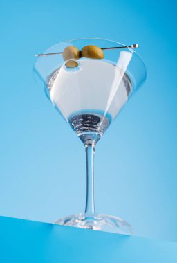 Kokteyl zevki: Serin mavi arkaplana karşı klasik martini