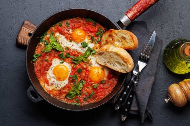 Tavada nefis shakshuka kahvaltısı. Düz yatıyordu