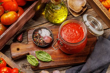 Zengin ev yapımı domates sosu ve malzemeleri.