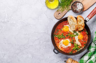 Tavada nefis shakshuka kahvaltısı. Kopyalama alanı olan düz