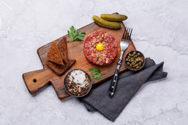 Turşulu salatalık turşulu ve kahverengi ekmekli tartare biftekli. Düz yatıyordu