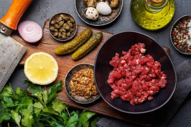 Salatalık turşusu ve kahverengi ekmek tostu ile lezzetli etli tartar pişirmek. Düz yatıyordu