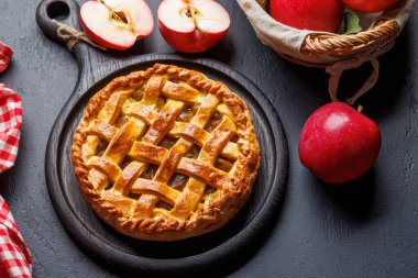 Taze kırmızı elmalı lezzetli elmalı turta.