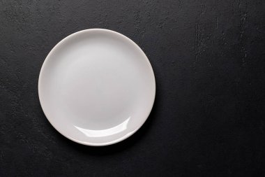 Lezzetli bir yemek için maket. Masadaki boş tabak. Kopyalama alanı olan düz