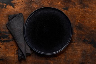 Lezzetli bir yemek için maket. Masadaki boş tabak. Kopyalama alanı olan düz