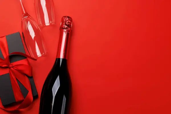 Champagne Cadeau Duo Célébrations Sur Fond Rouge Avec Espace Texte — Photo
